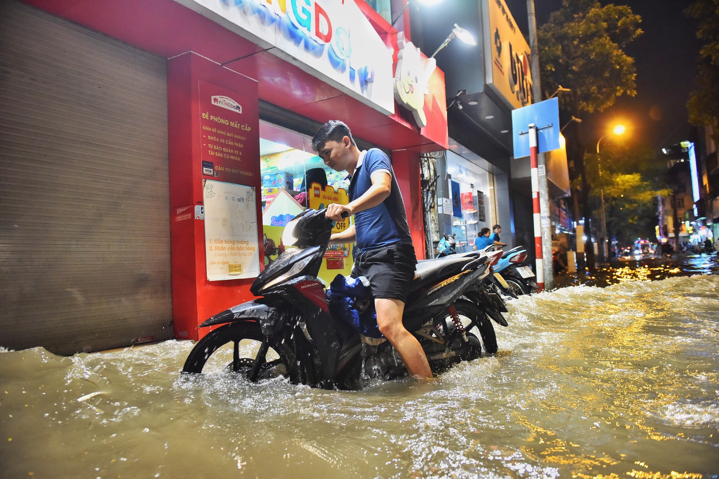Hà Nội mưa ngập tắc đường ảnh 12 Ha Noi mua ngap tac duong anh 12