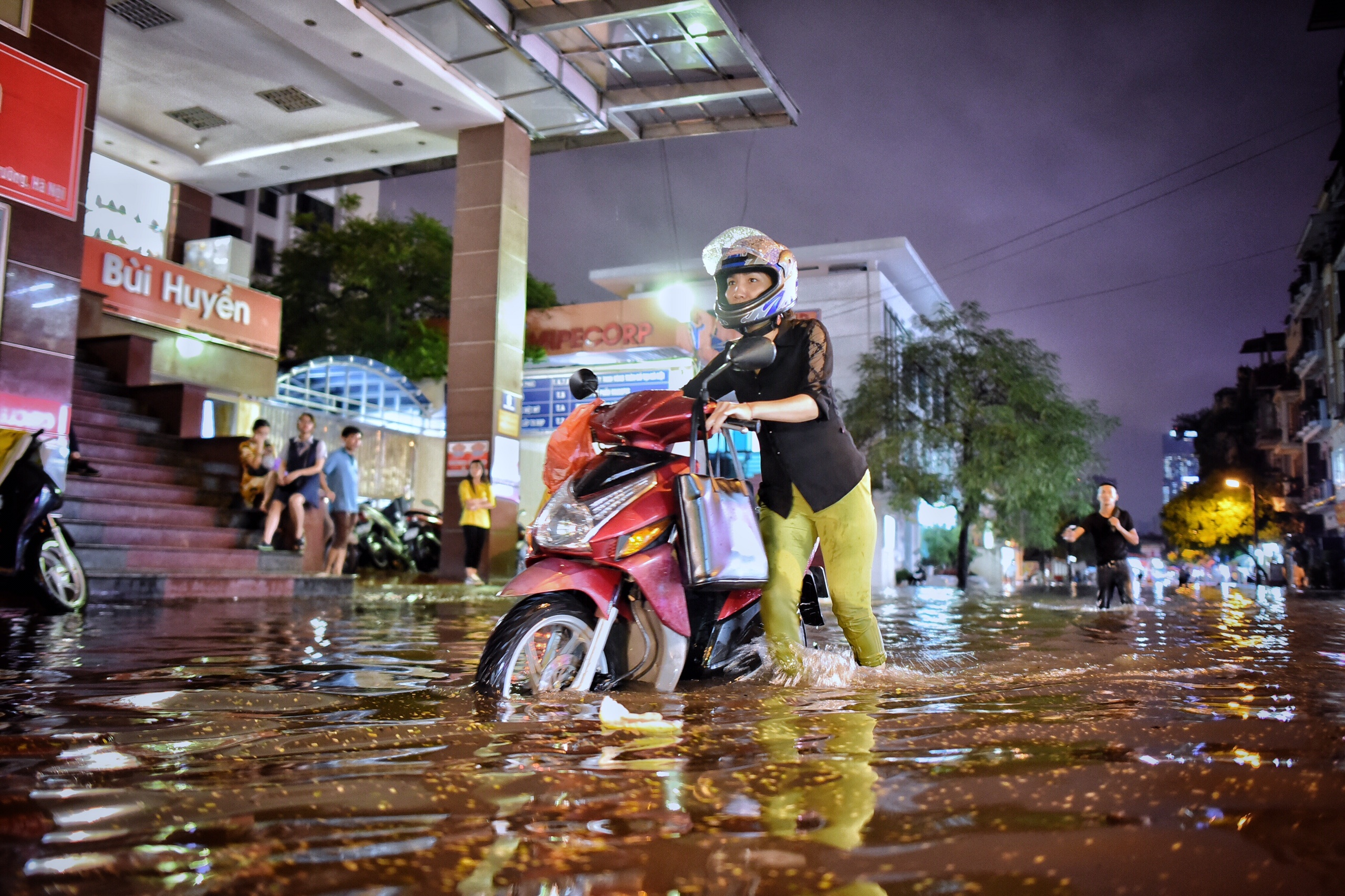 Hà Nội mưa ngập tắc đường ảnh 4 Ha Noi mua ngap tac duong anh 4