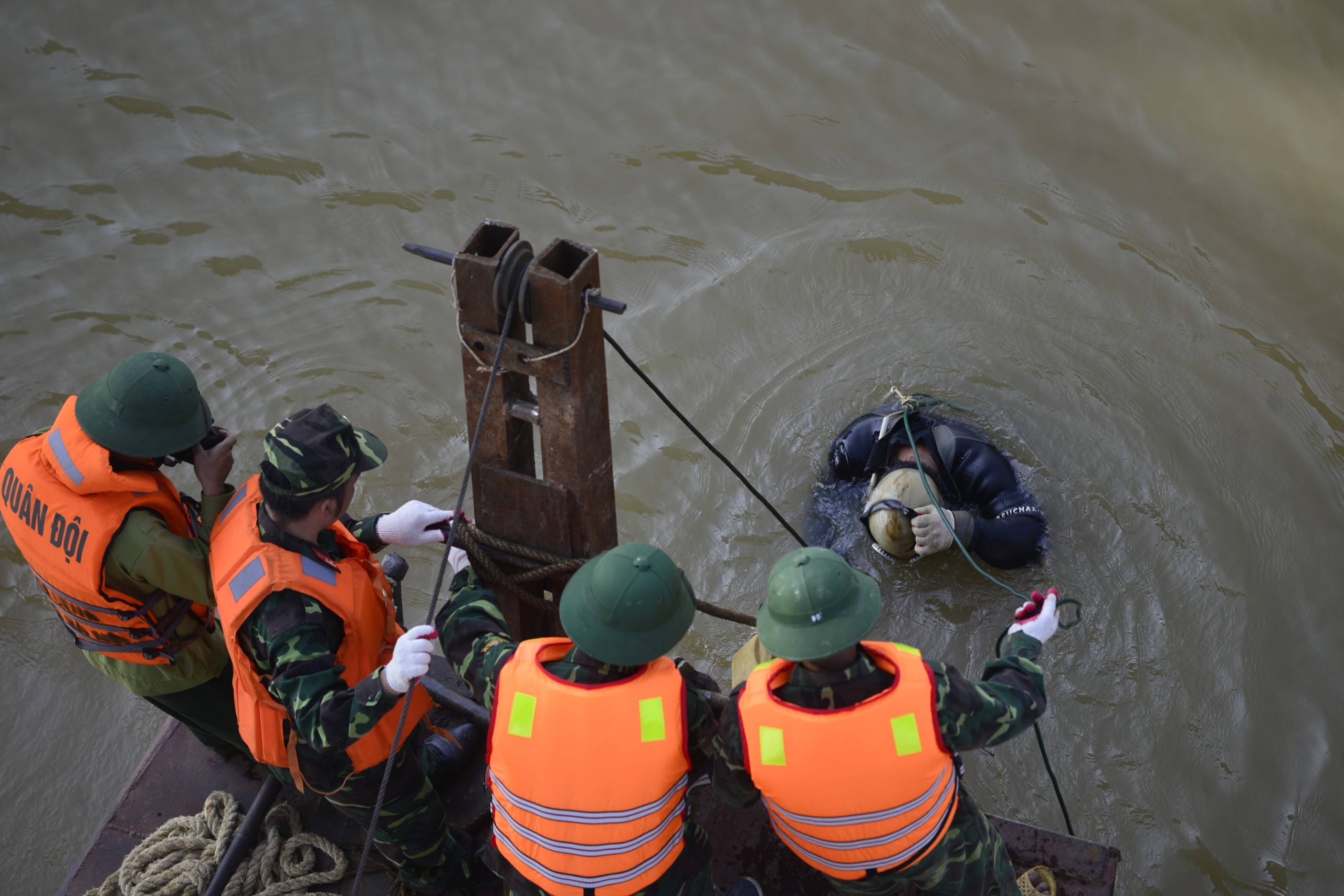 Truc vot qua bom dai hon 2 m sat chan cau Long Bien hinh anh