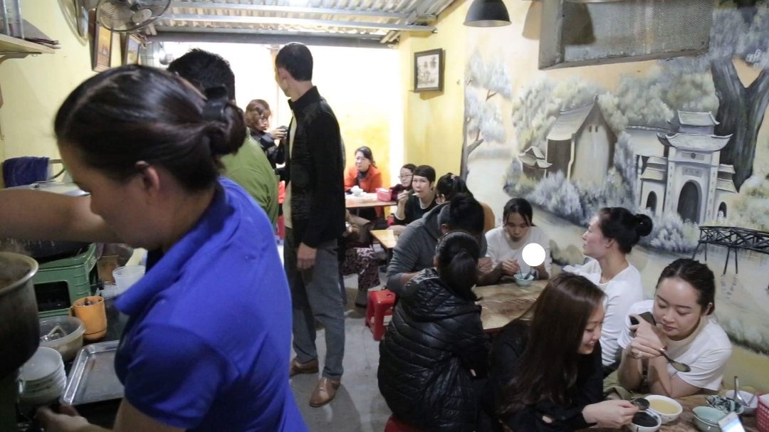 Xep hang cho mua banh troi tau 'bac Pham Bang' hinh anh