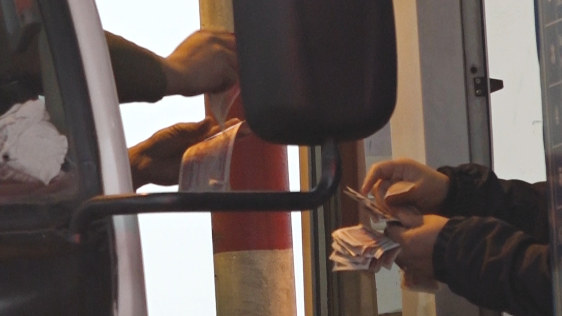 Xe tai tiep tuc tra tien le khi qua tram thu phi BOT quoc lo 5 hinh anh