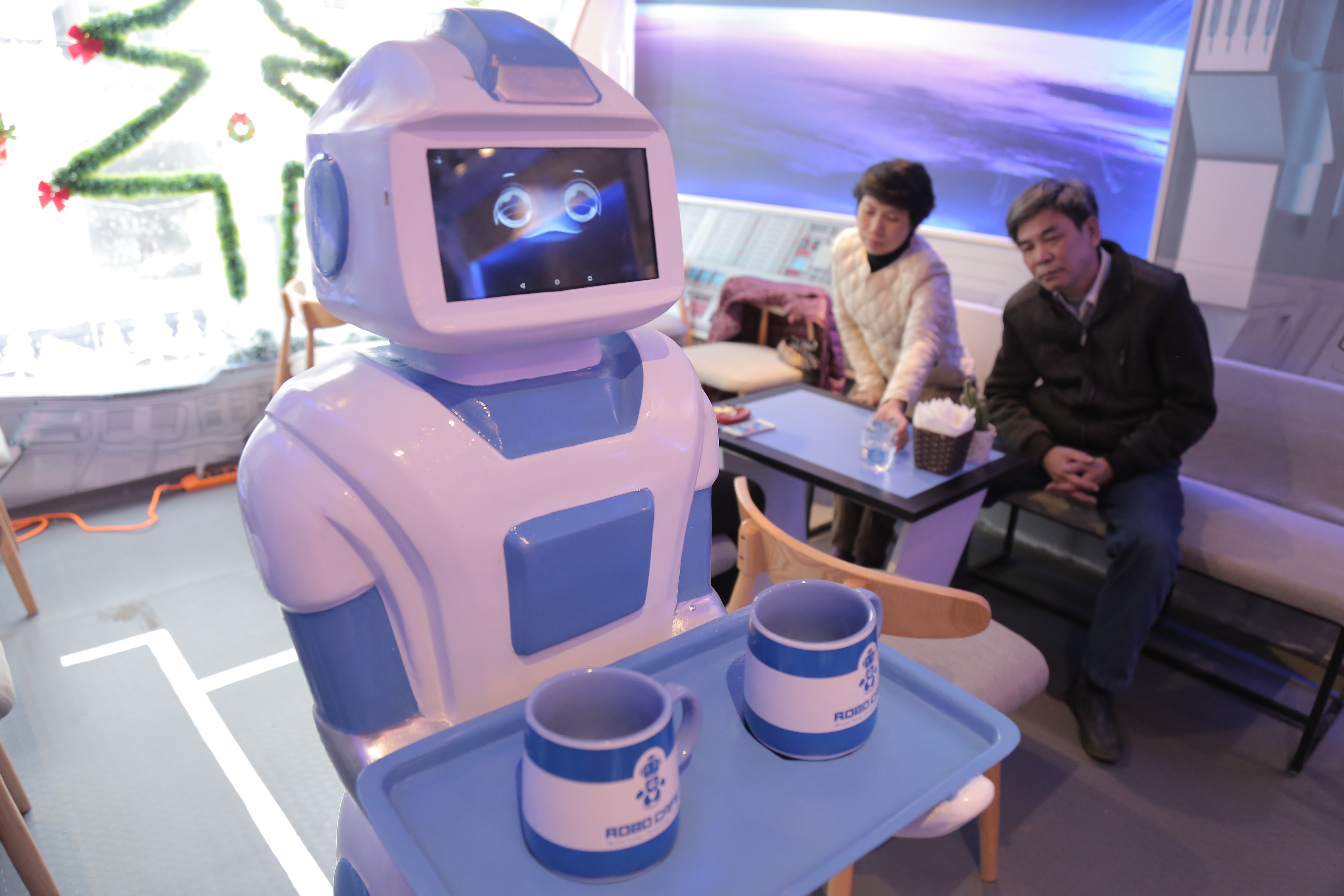 Robot 200 trieu dong phuc vu ca phe hinh anh