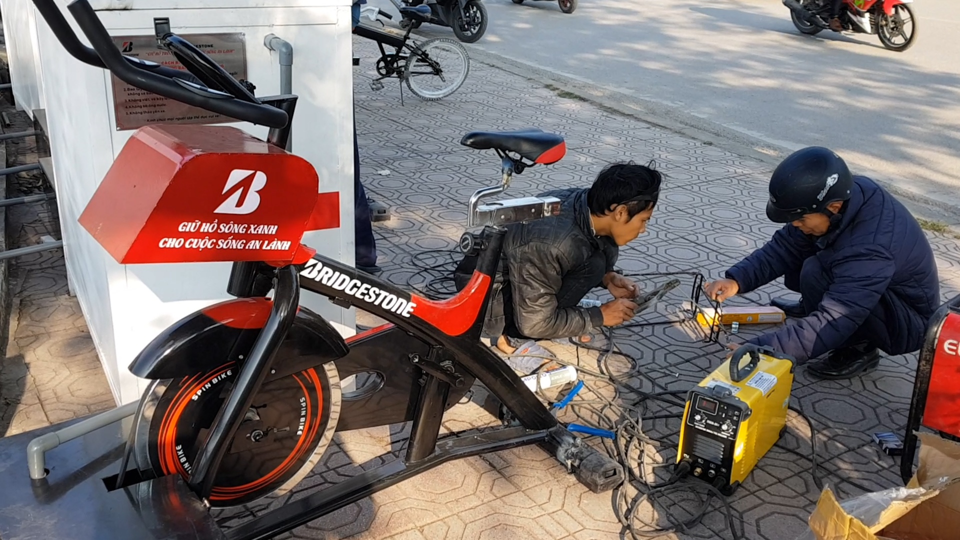 Xe loc nuoc ben ho bi trom ban dap hinh anh