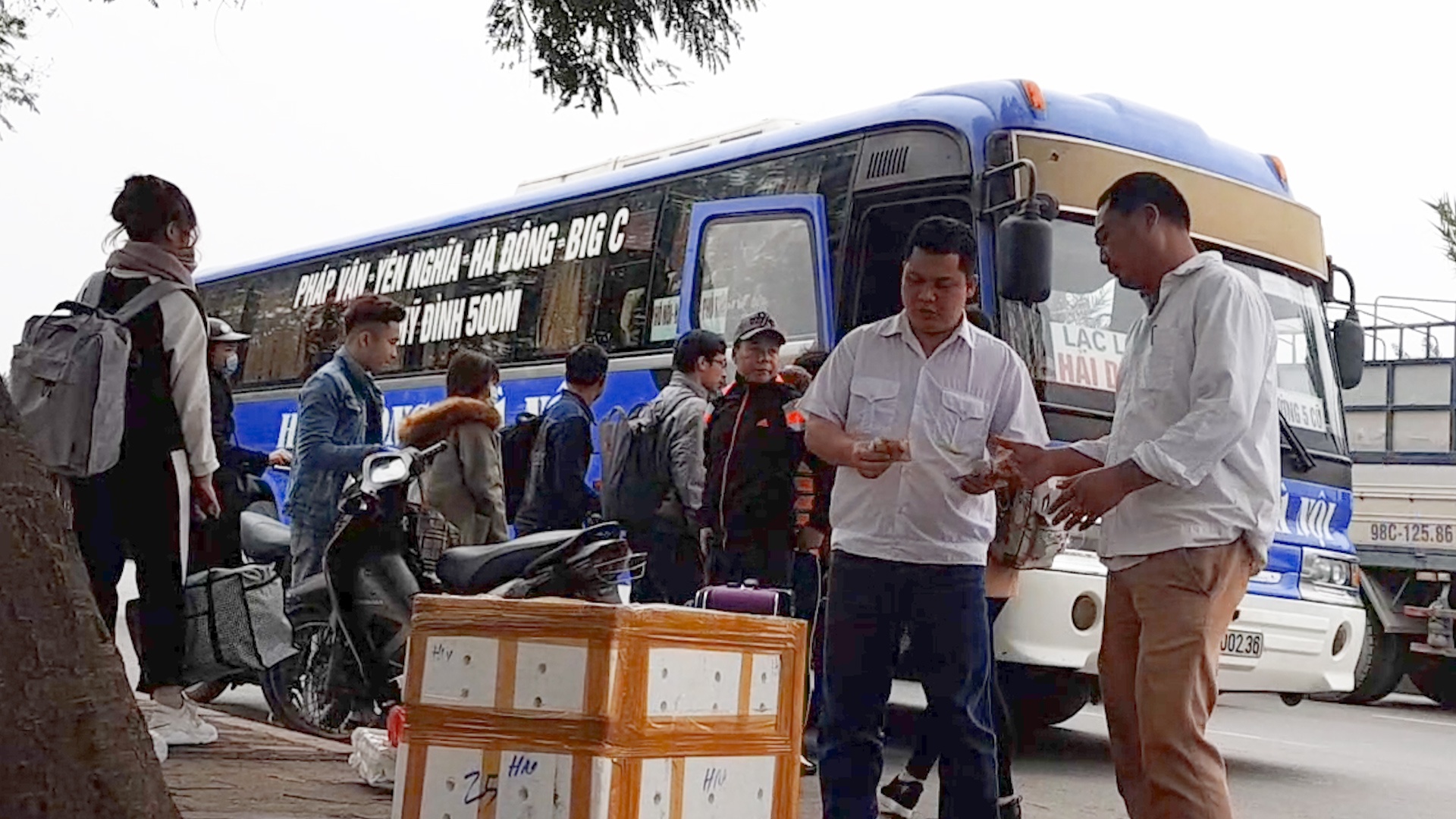 Ben coc trai phep don khach tap nap tren dai lo Thang Long hinh anh