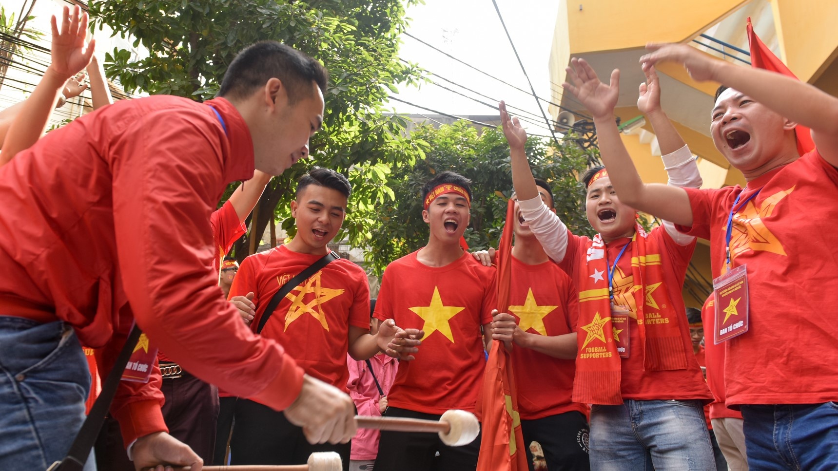 CDV Ha Noi khuay dong san Hang Day truoc gio bong lan hinh anh