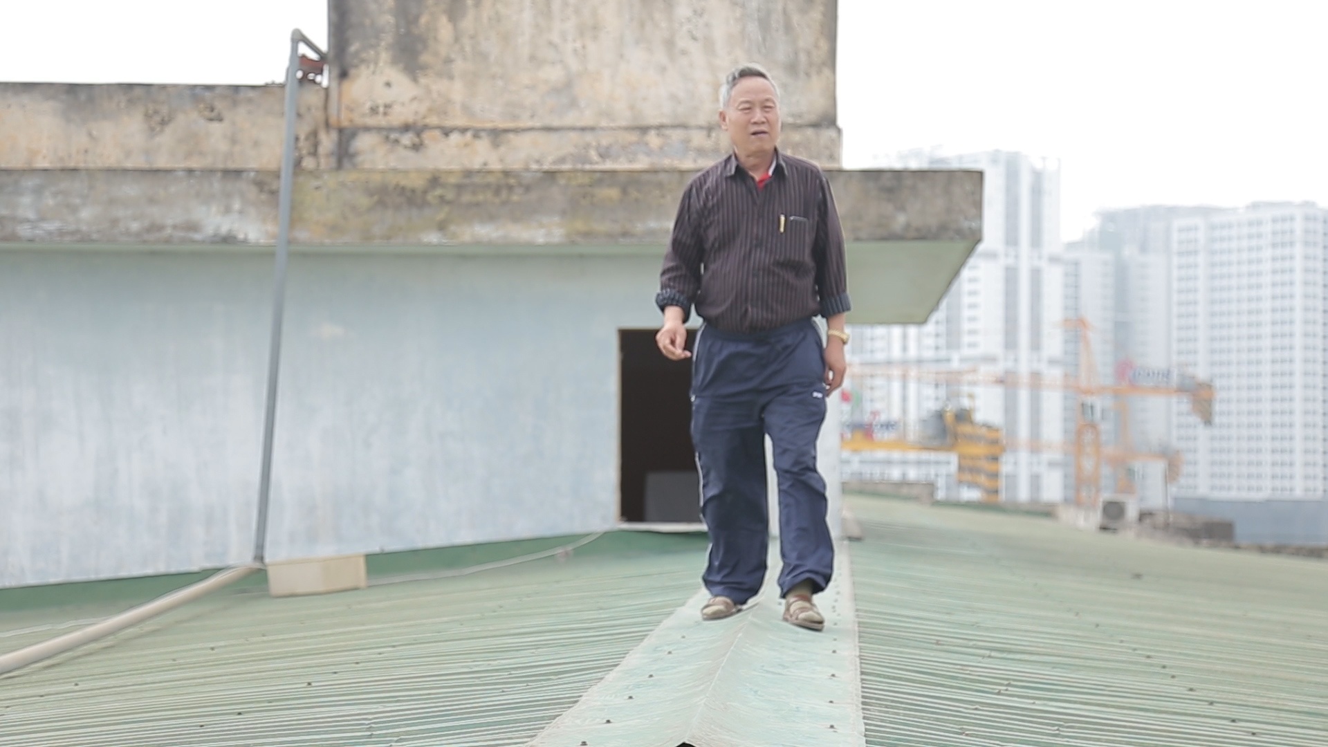 Di tren mai nha 9 tang vi thang may chung cu hong hinh anh