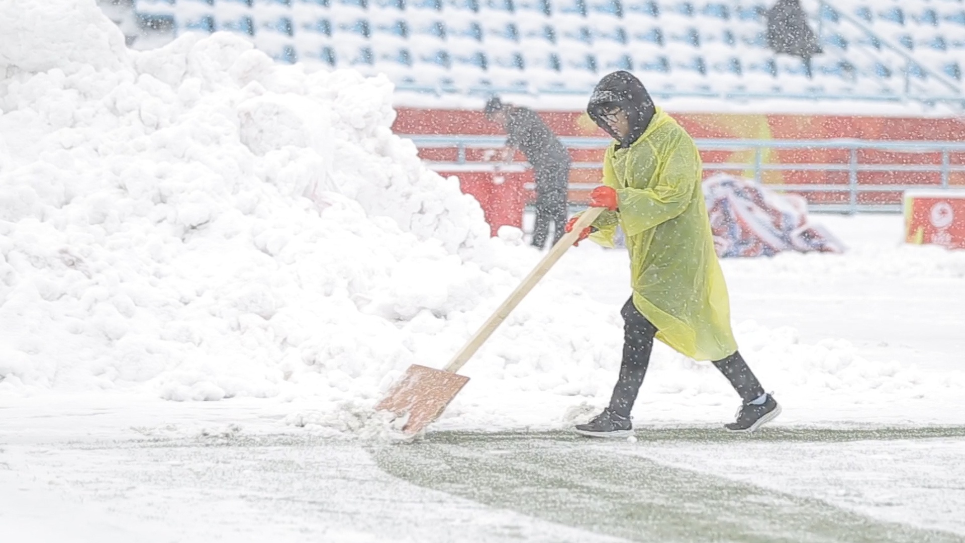 Tuyet roi kin mat co san Thuong Chau truoc gio bong lan hinh anh