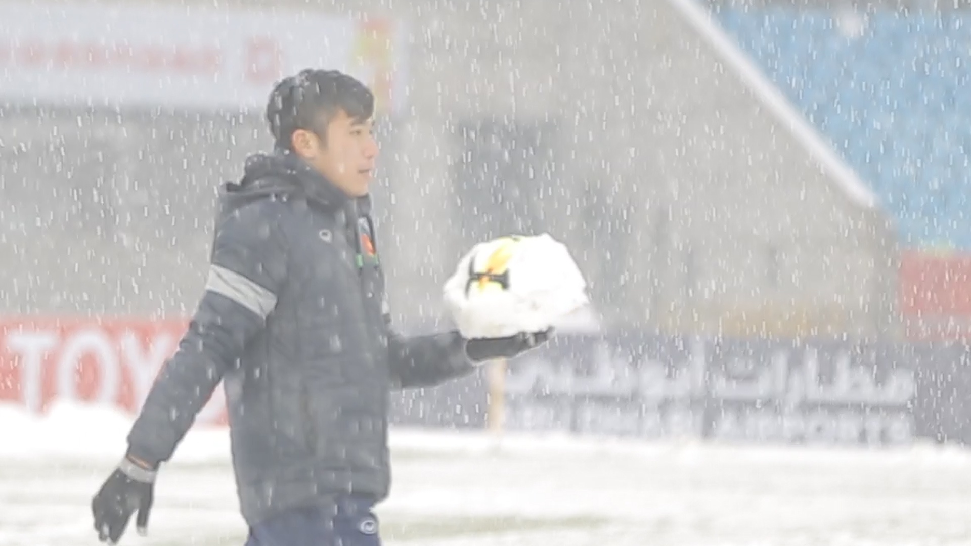 Cac cau thu U23 Viet Nam khoi dong trong mua tuyet hinh anh