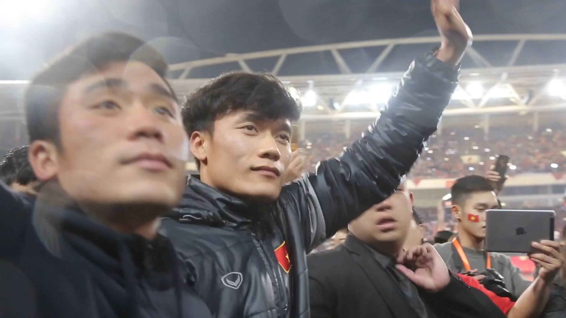 Khoanh khac HLV Park Hang-seo vay chao hang chuc nghin khan gia hinh anh