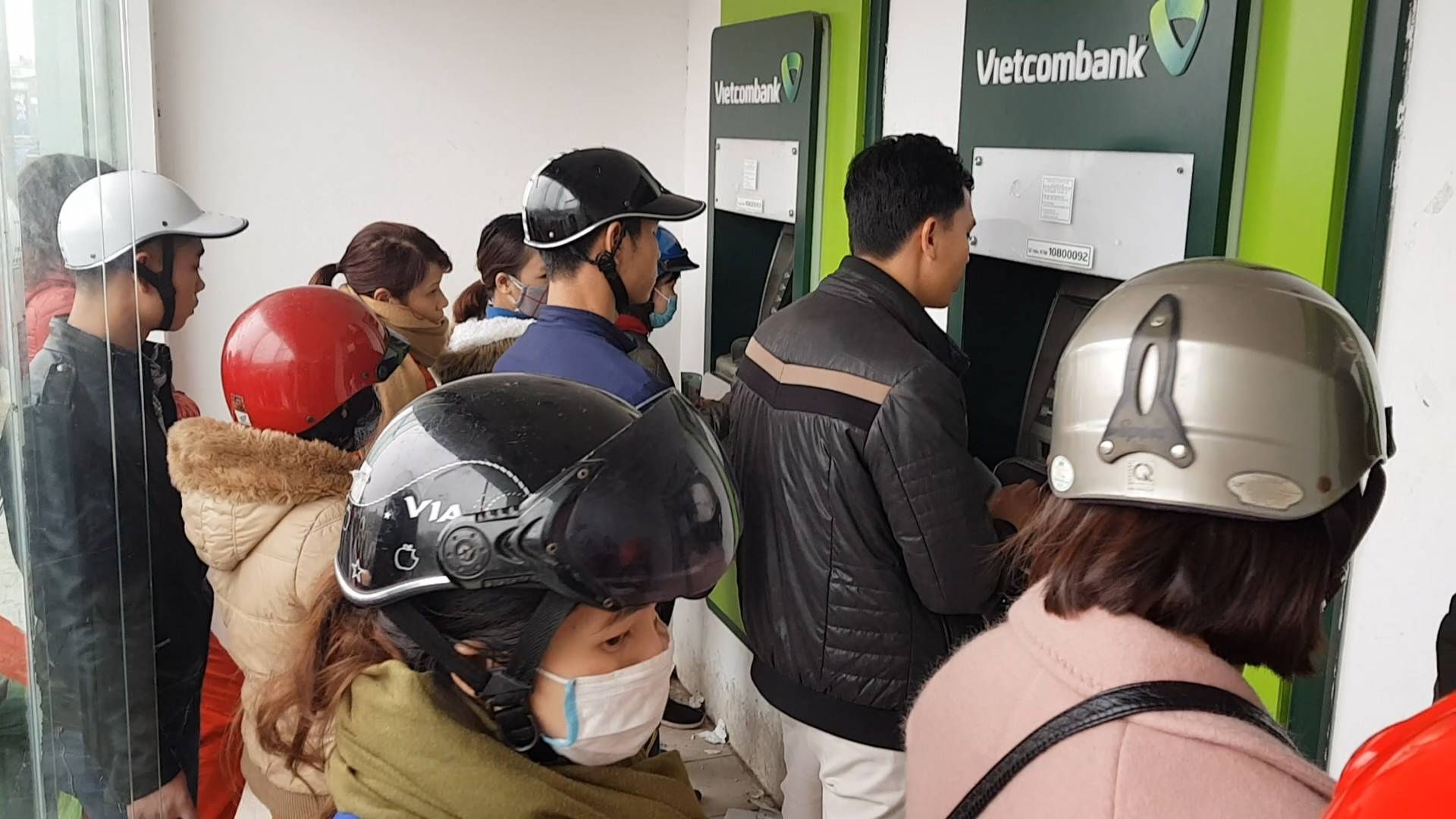 Cong nhan rut tien tu ATM cuoi nam: Chen lan, cai va va... cho may man hinh anh