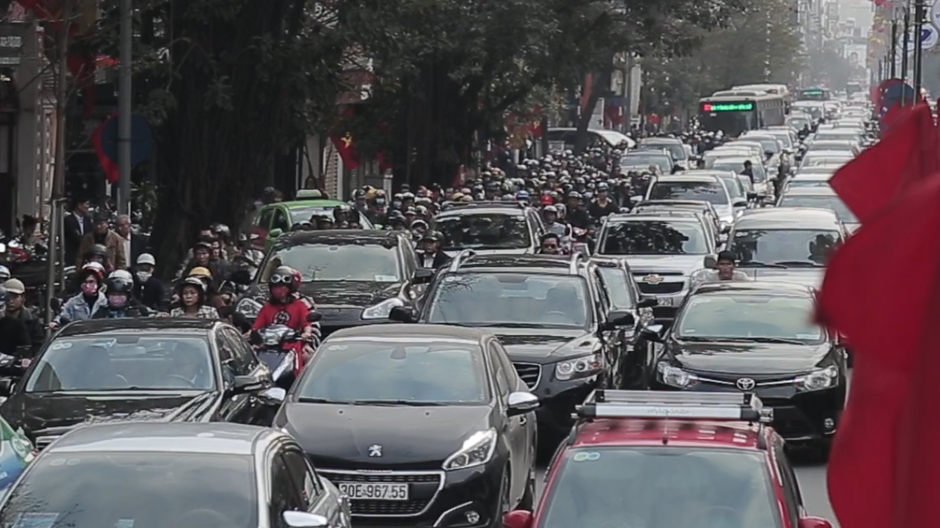 Giao thong Ha Noi un u trong ngay dau nam hinh anh