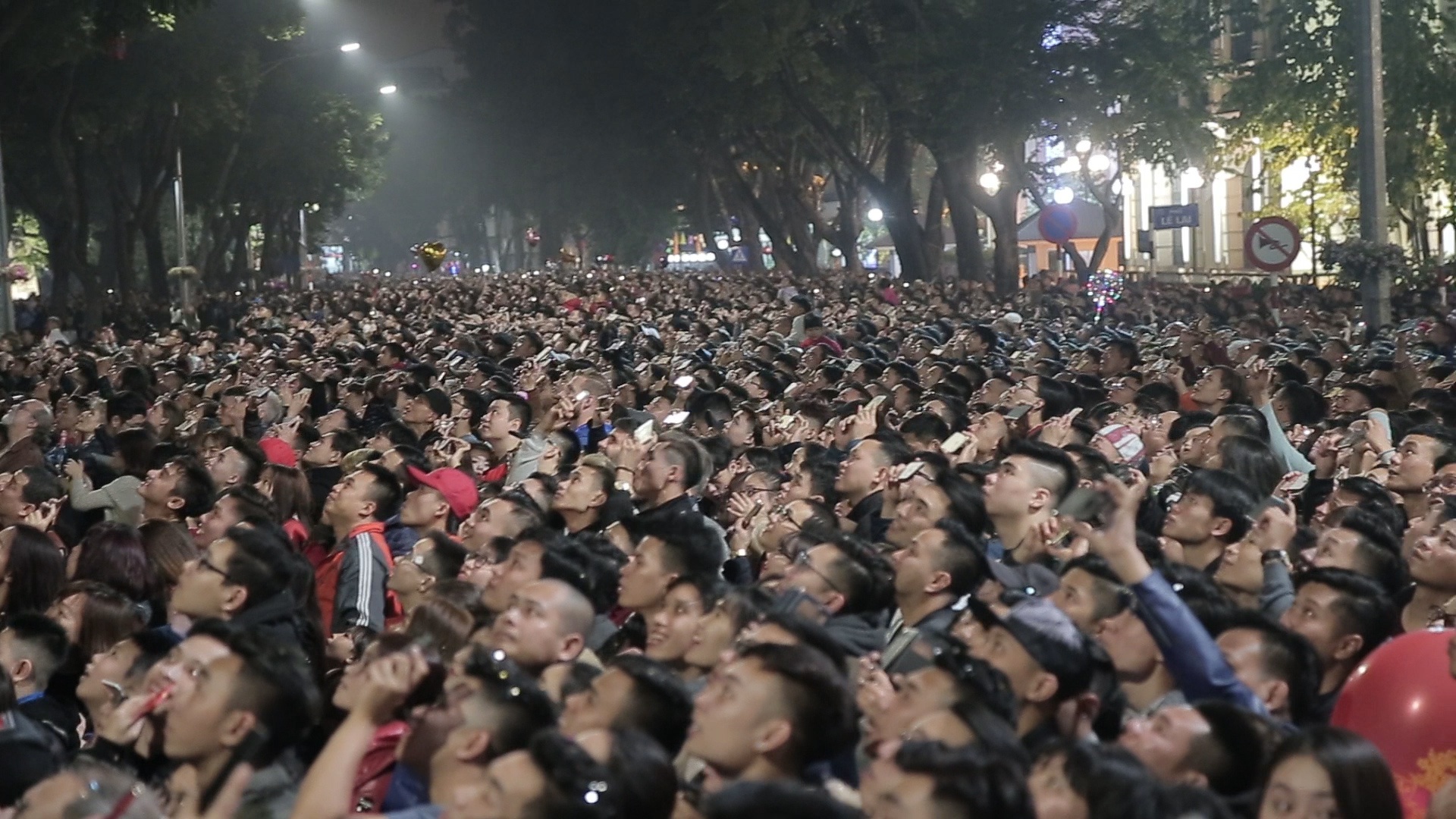 Khoanh khac don nam moi cua nguoi dan thu do tai ho Guom hinh anh