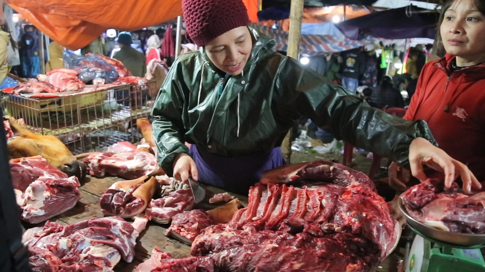 Ban 'thit do' thu tram trieu tai phien cho chi hop moi nam mot lan hinh anh