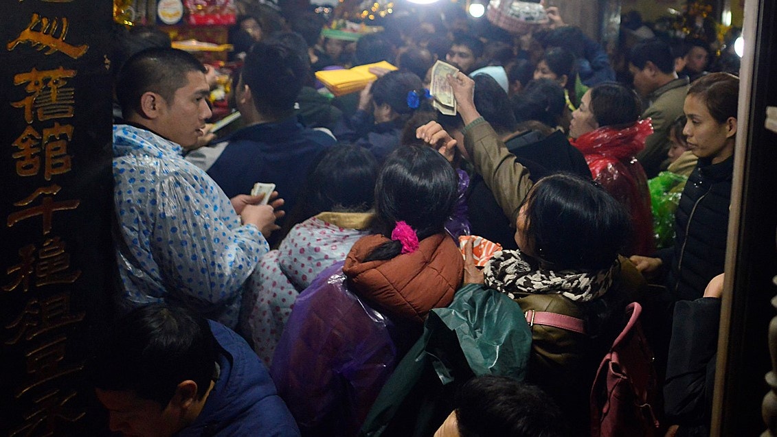 Dich vu trong giu xe 'chat chem' du khach tai le hoi phu Day hinh anh