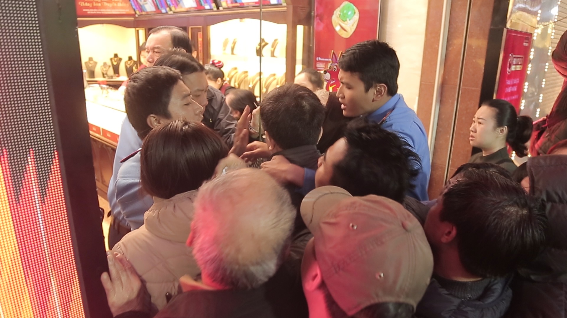 'Xep hang suot tu sang khong con vang la nhu the nao?' hinh anh