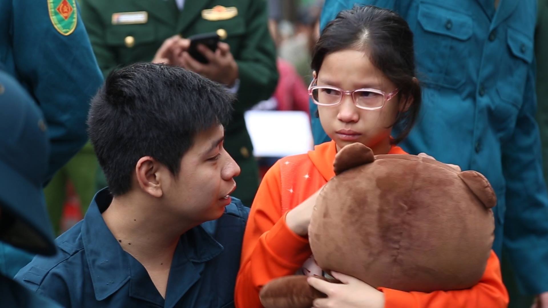 Nguoi than xuc dong tien tan binh len duong hinh anh