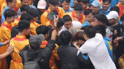 Cuop dau phao lay may o le hoi vung bien hinh anh