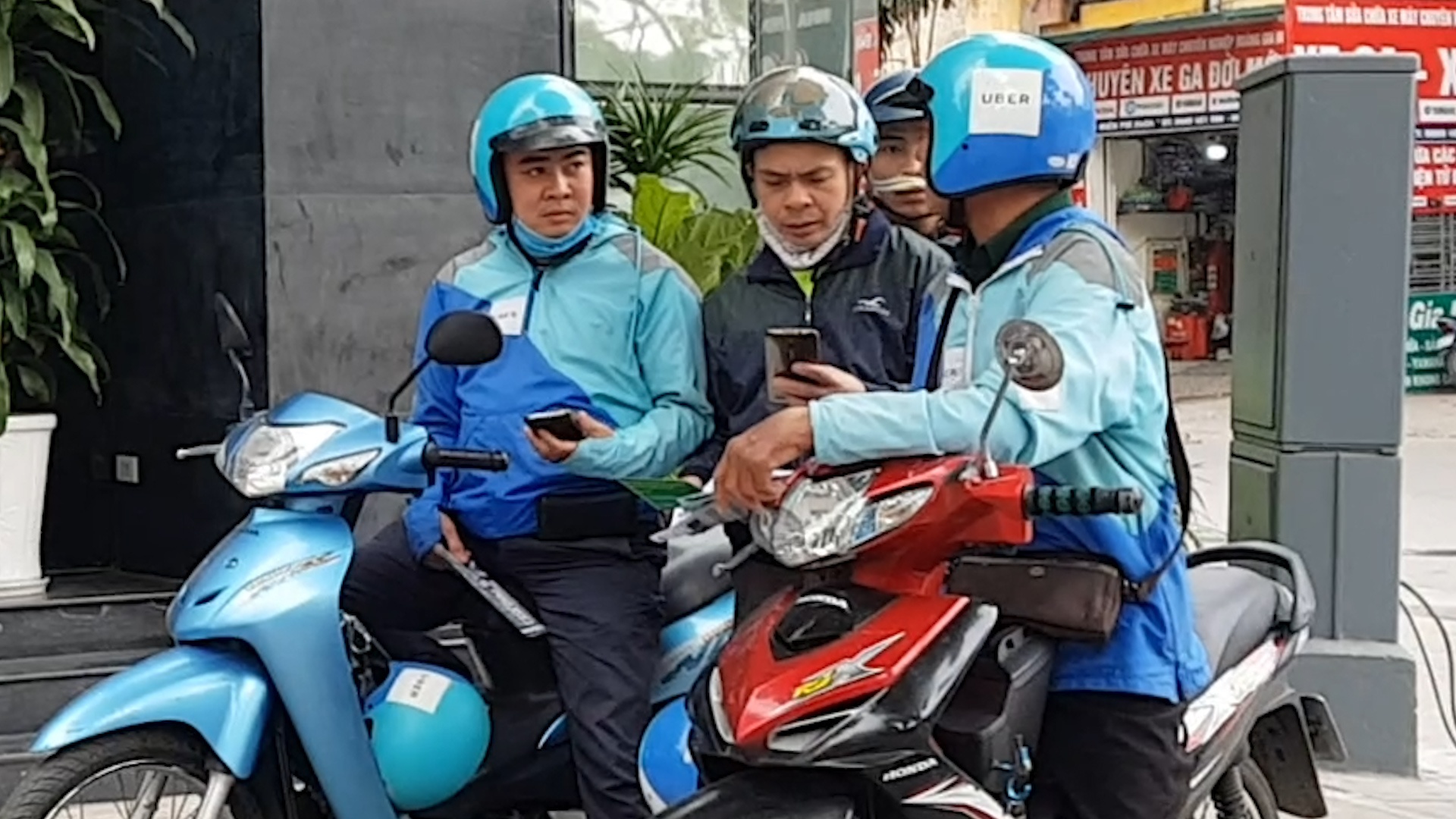 Tai xe noi gi ve viec Uber 'ban minh' cho Grab? hinh anh