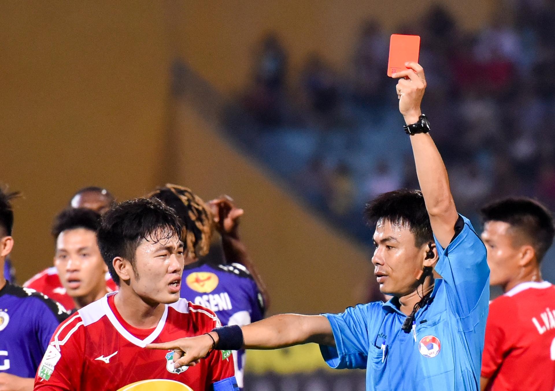 HLV Ha Noi buon vi HAGL lai co cau thu xau choi hinh anh