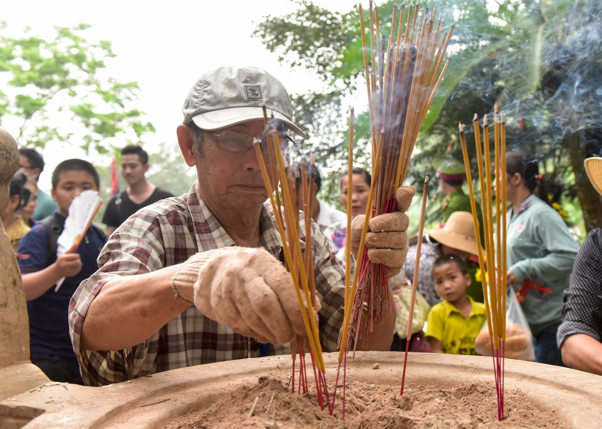 Dot huong tran lan, mac quan dui len len thap huong vua Hung hinh anh