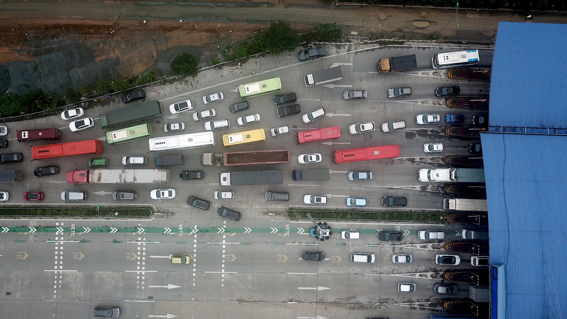 Xe co xep hang roi noi do, cao toc Phap Van un tac dai chuc km hinh anh