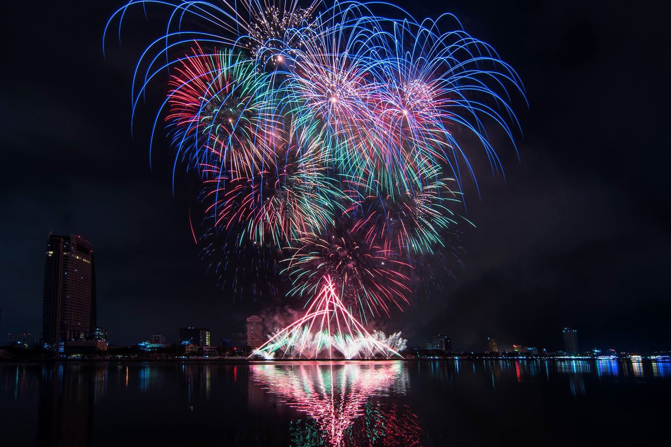Khoanh khac phao hoa hinh cay cau Quay bieu tuong cua Da Nang hinh anh