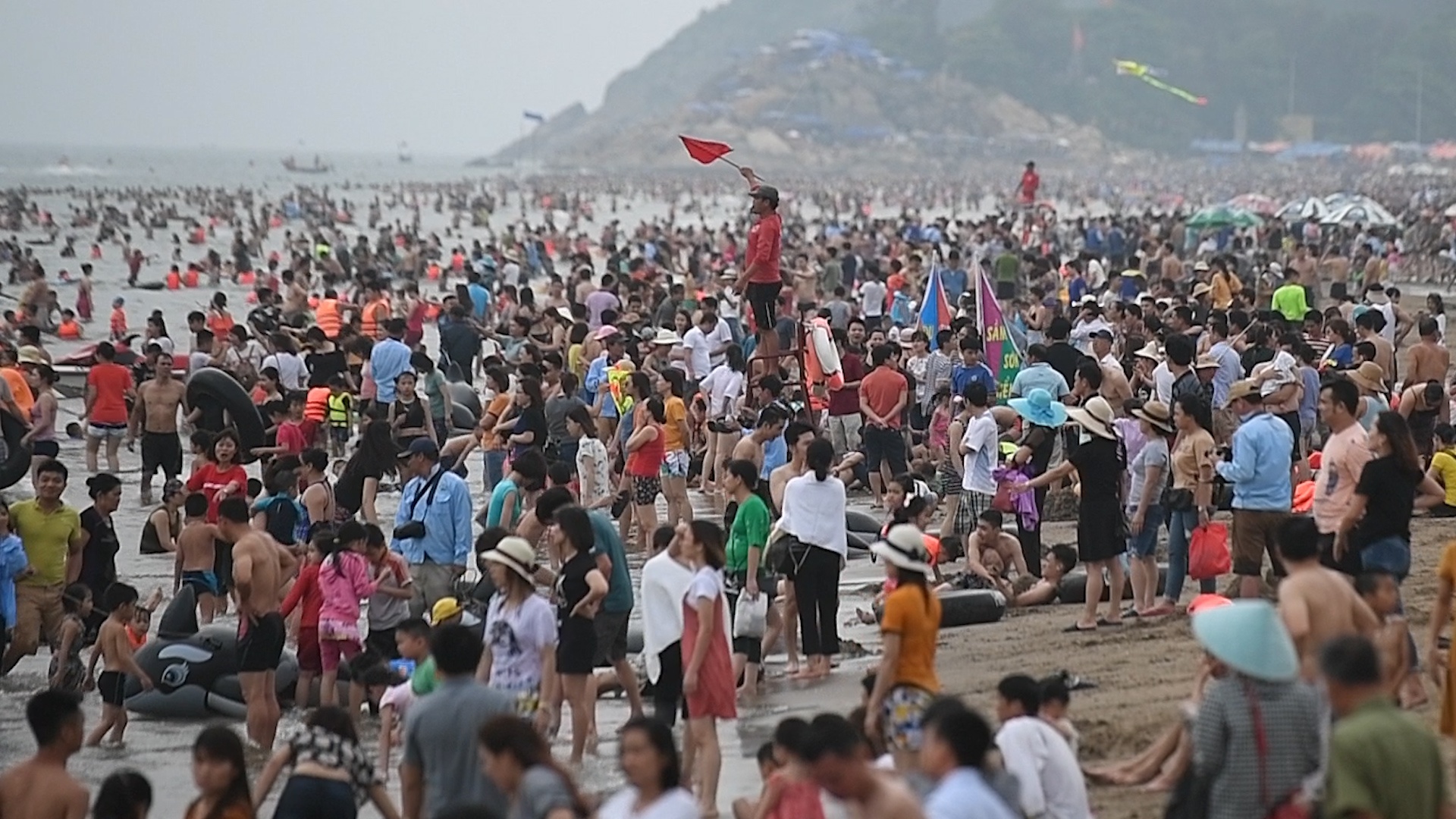 Hang chuc nghin nguoi nghi le tren bai bien Sam Son hinh anh