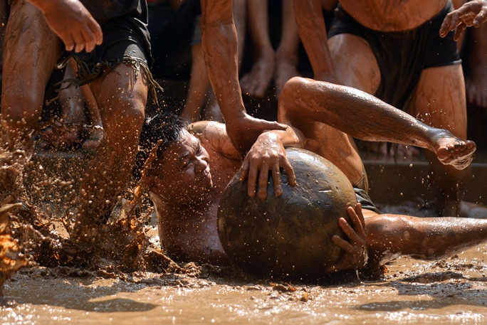 Nhung pha tranh cuop cau tren bun lay o Bac Giang hinh anh
