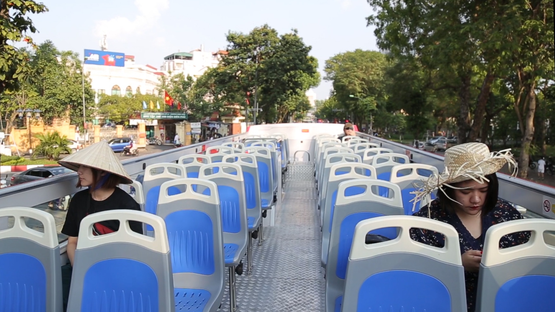 Xe buyt mui tran Ha Noi vang khach do gia cao hinh anh