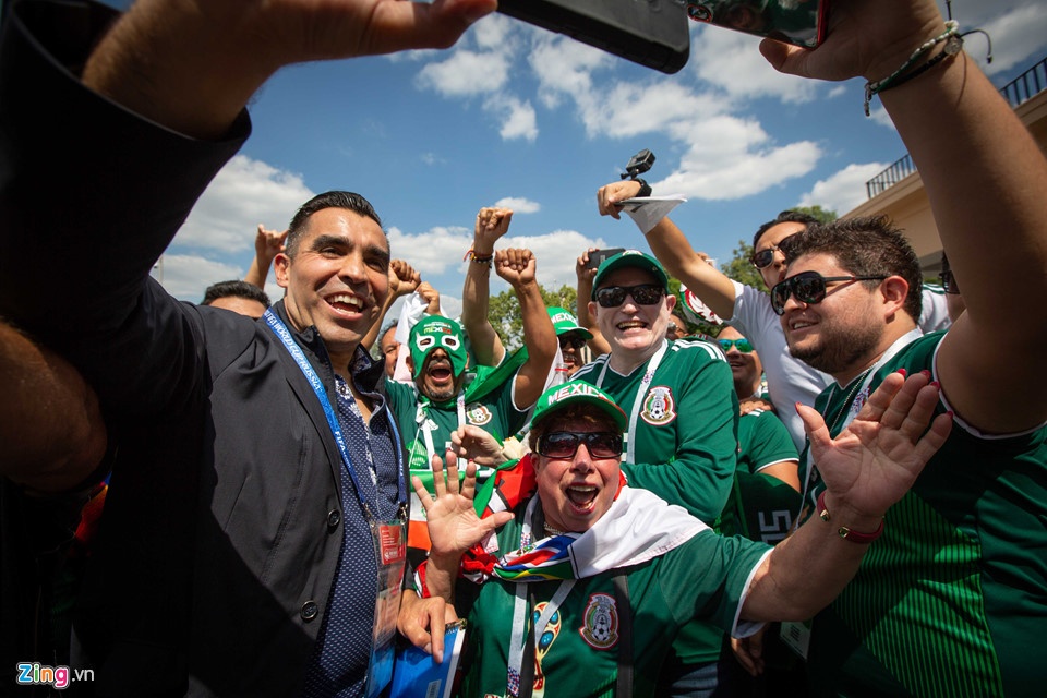 CDV Duc va Mexico khuay dong khong khi truoc tran dau hinh anh
