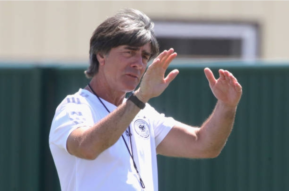 HLV Duc: 'Hummels chan thuong, nhieu kha nang khong the ra san' hinh anh