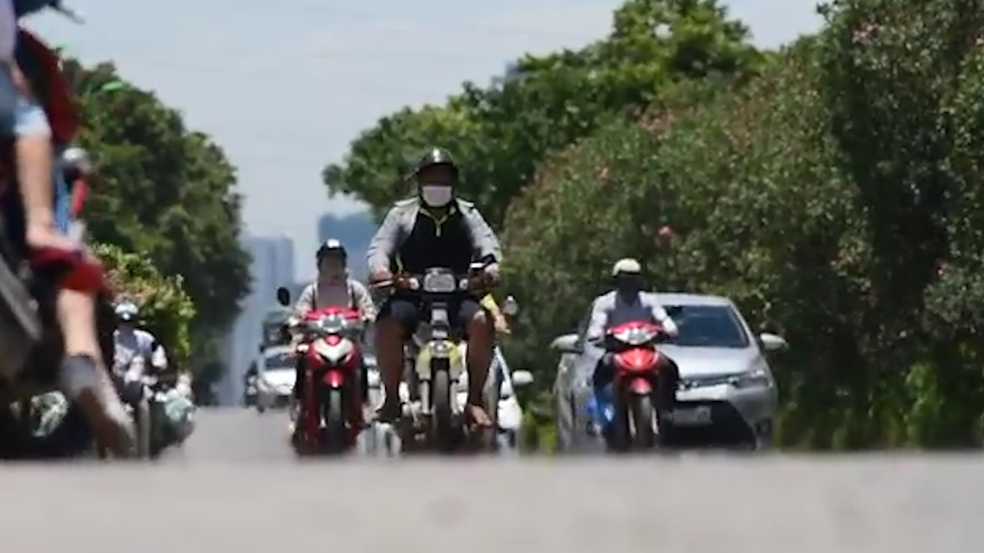 Duong pho 'boc hoi' trong cai nang gay gat 40 do C hinh anh