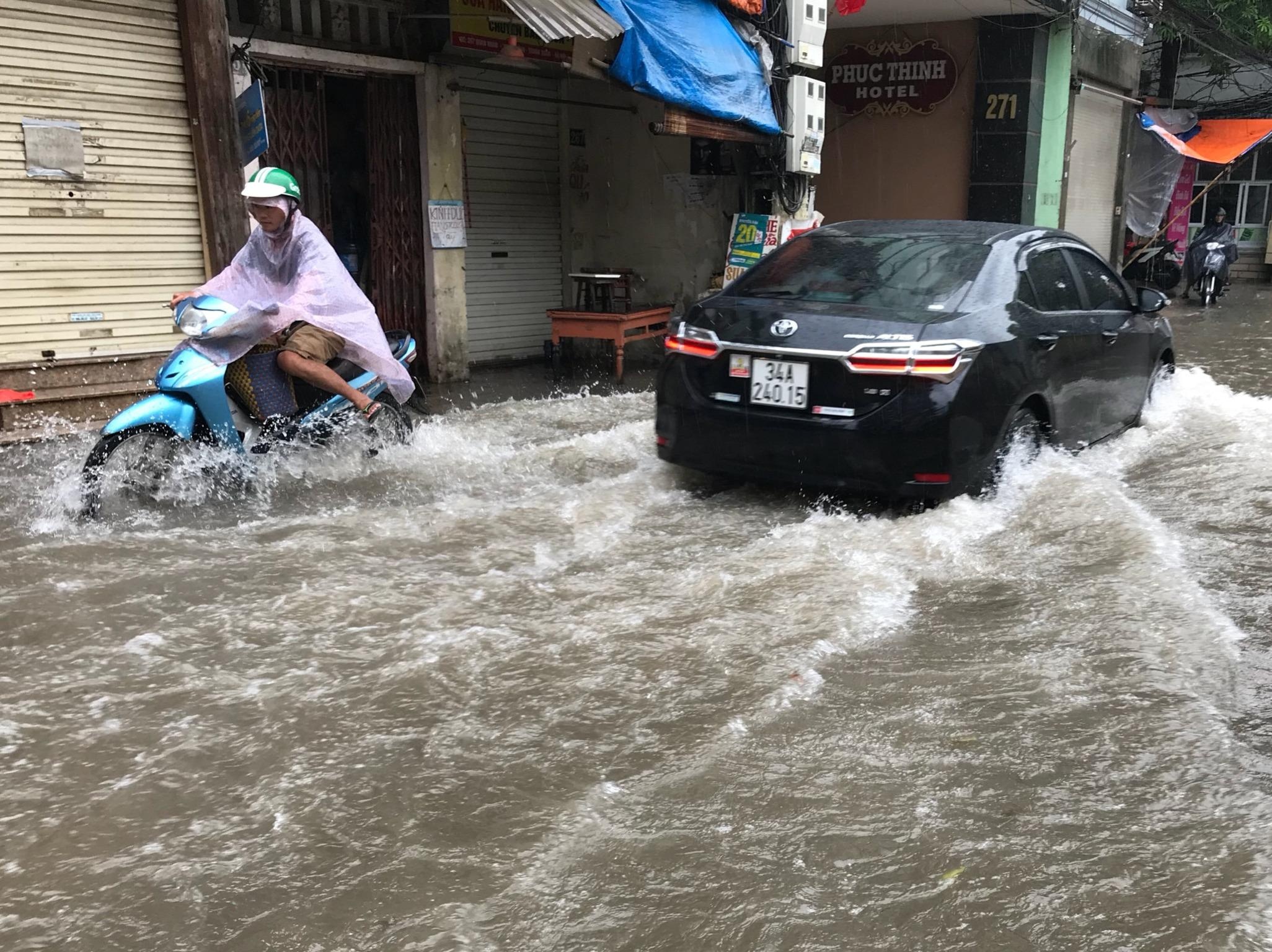 Nhieu tuyen pho Ha Noi thanh song sau mua lon hinh anh