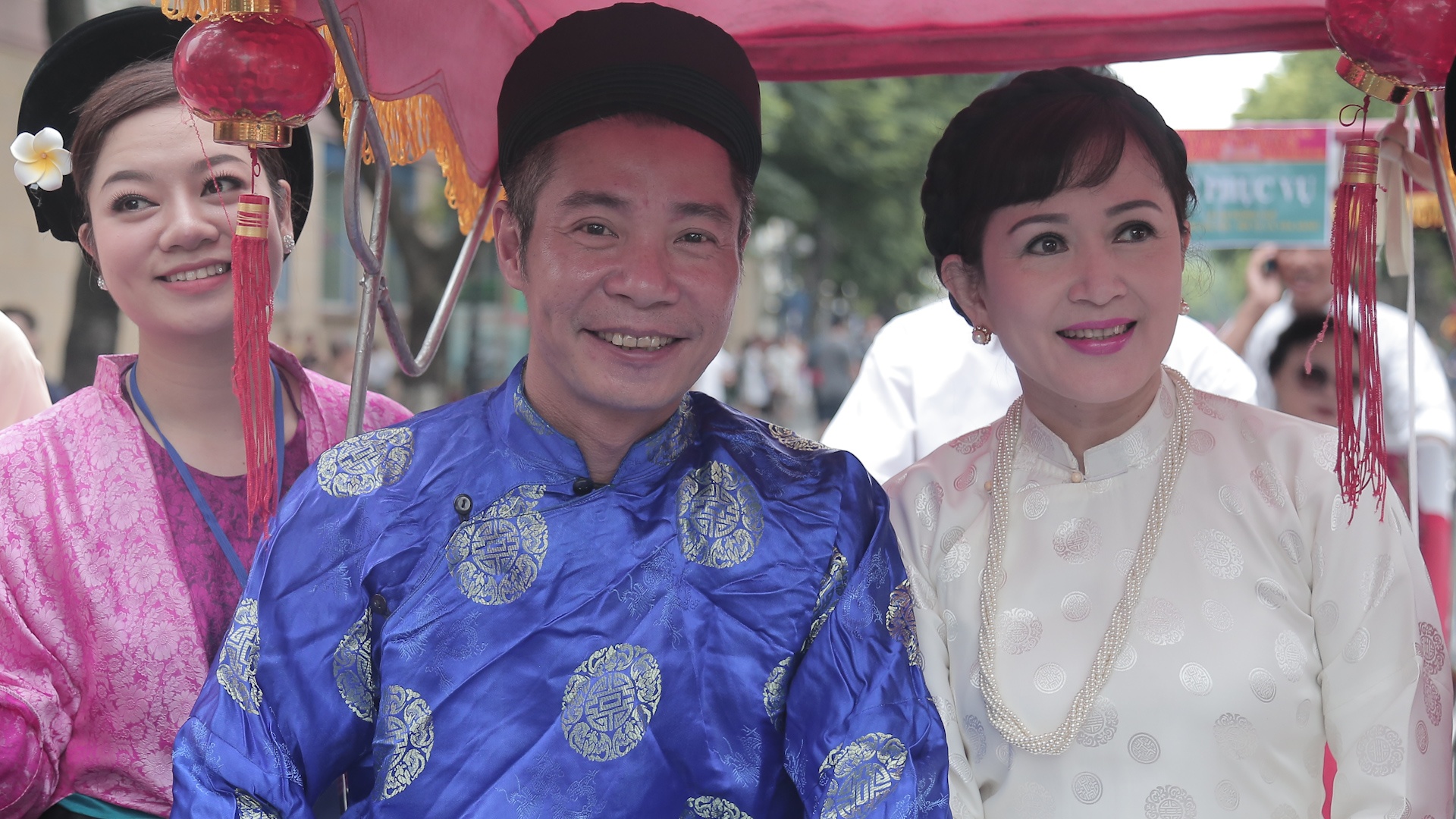 Le hoi duong pho soi dong ben ho Guom hinh anh