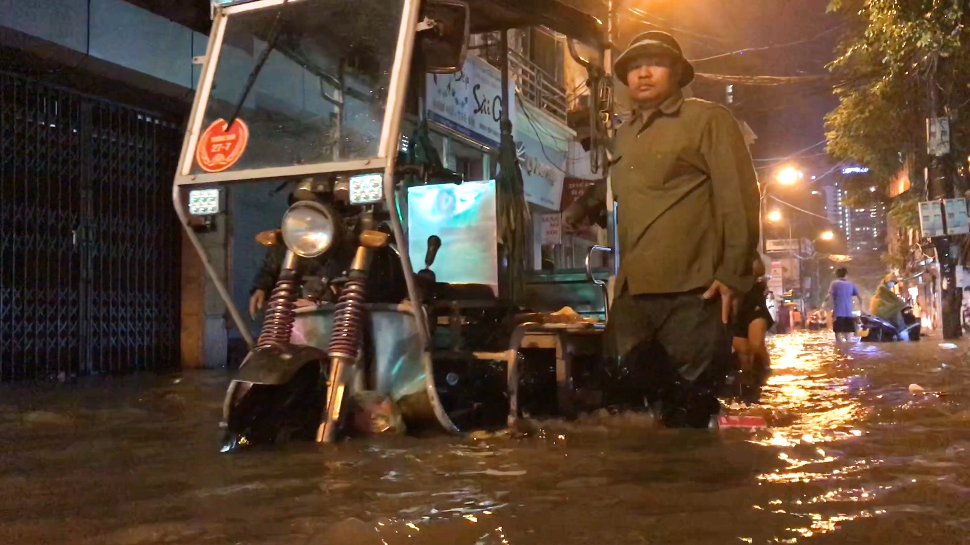 Xe co chet may hang loat vi duong ngap hinh anh