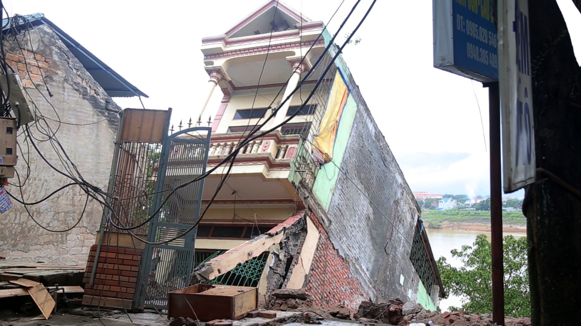 6 nha dan bi keo sap xuong song Da trong it phut hinh anh