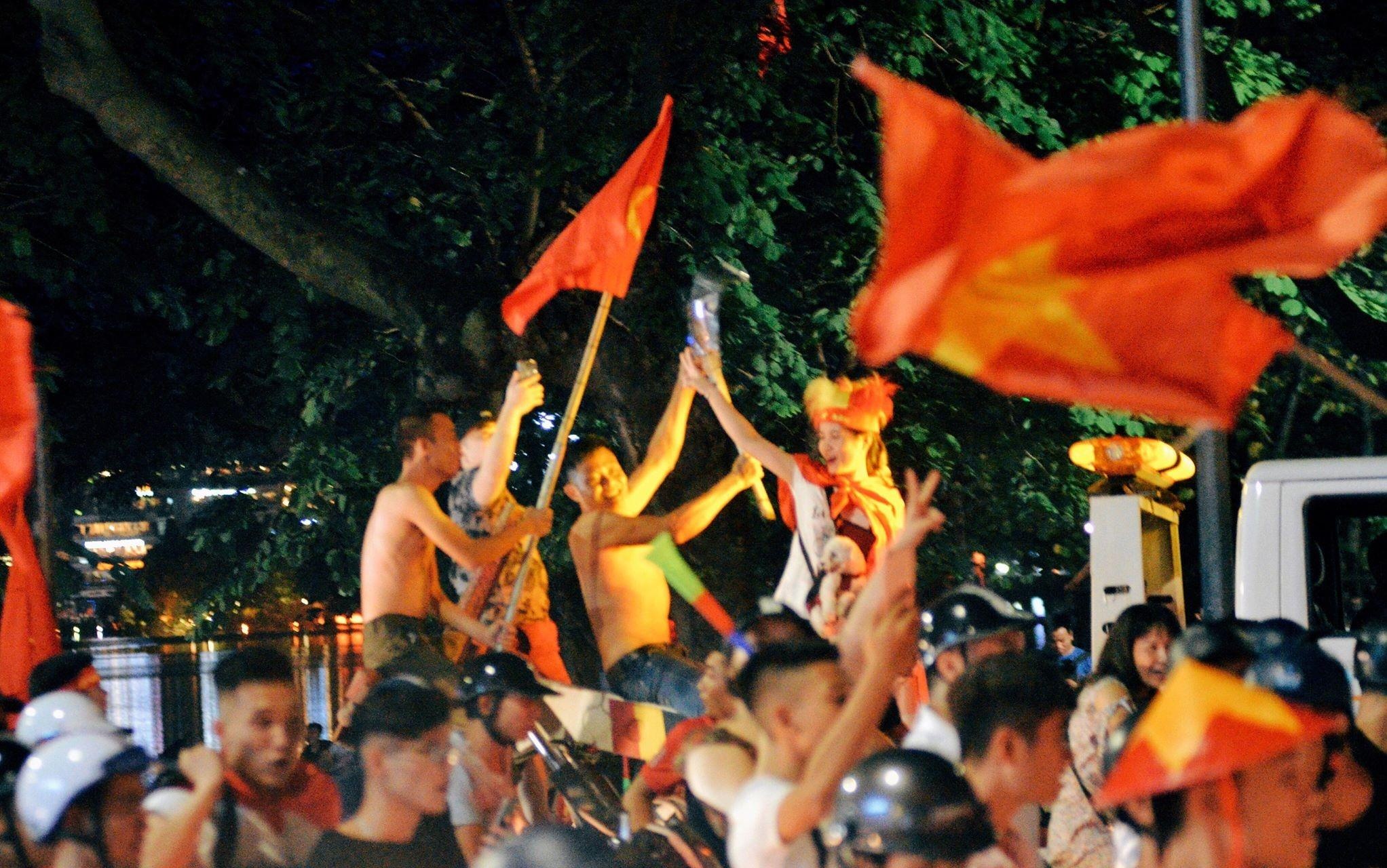 Bien nguoi mung chien thang cua Olympic Viet Nam tai ho Guom hinh anh