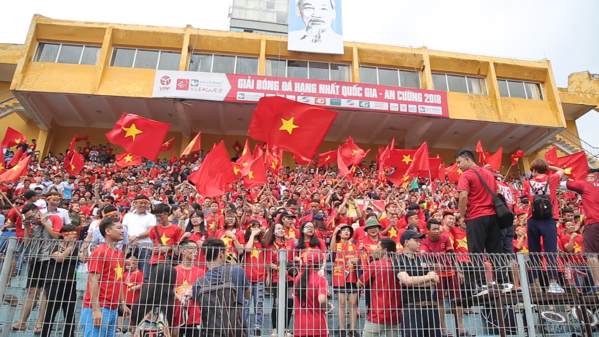 Nhuom do san Hang Day co vu Olympic Viet Nam hinh anh