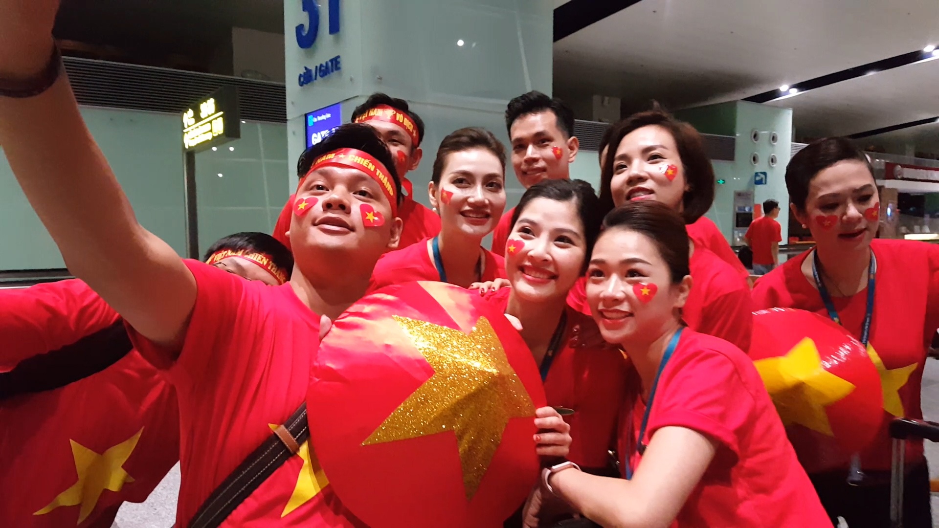 Nguoi ham mo sang Indonesia tu giua dem de co vu Olympic Viet Nam hinh anh