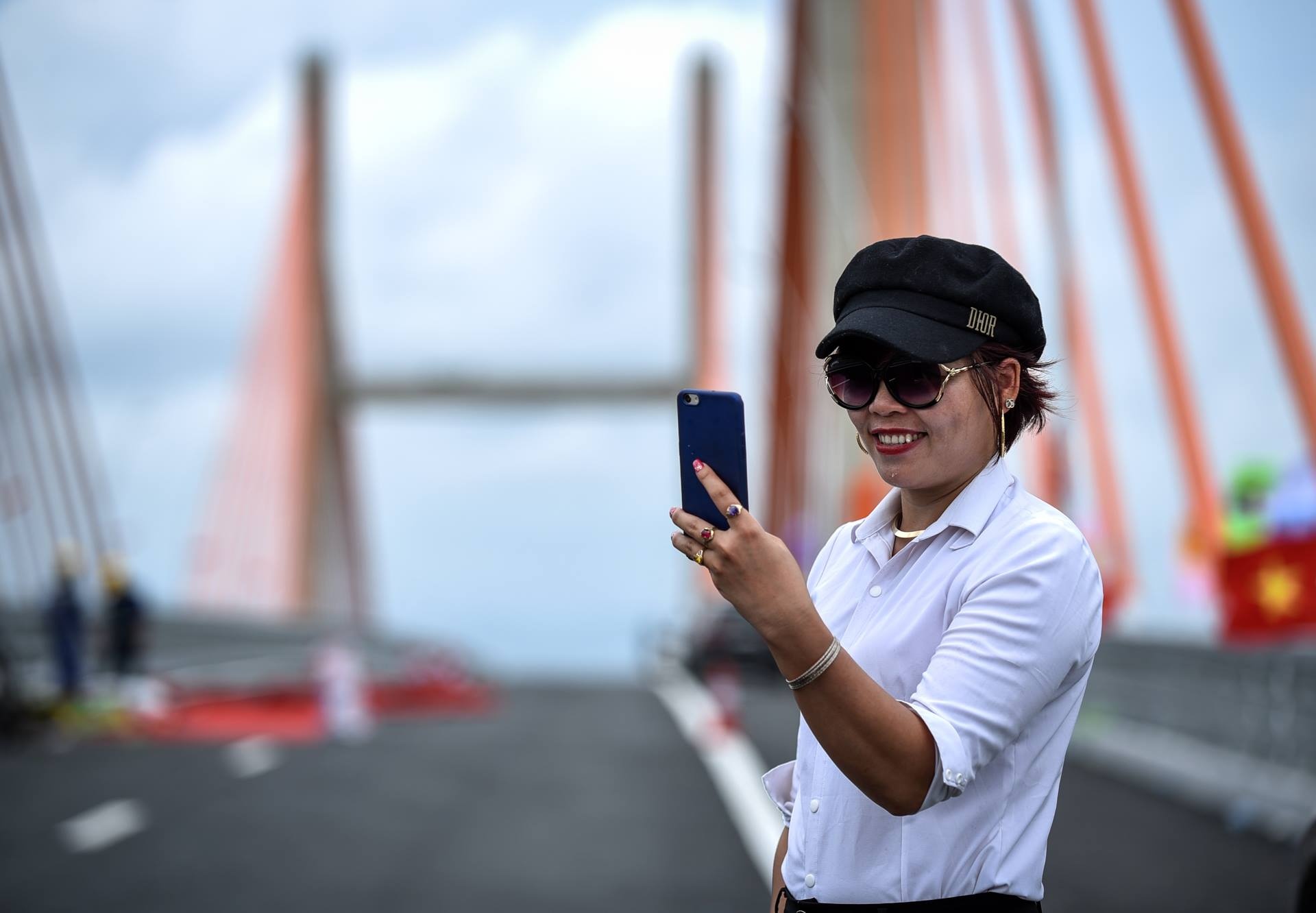 Nguoi dan thich thu chup anh o cau day vang 'made in Viet Nam' hinh anh