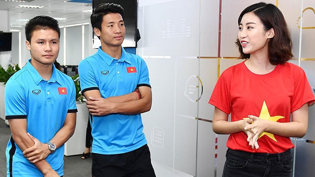 Hoa hau My Linh va cac cau thu Olympic Viet Nam giao luu voi ban doc hinh anh