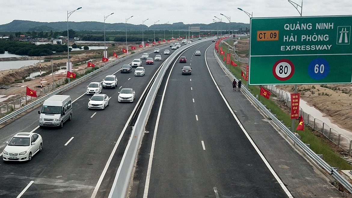 Trai nghiem cung duong moi tu Ha Long ve Ha Noi trong 90 phut hinh anh