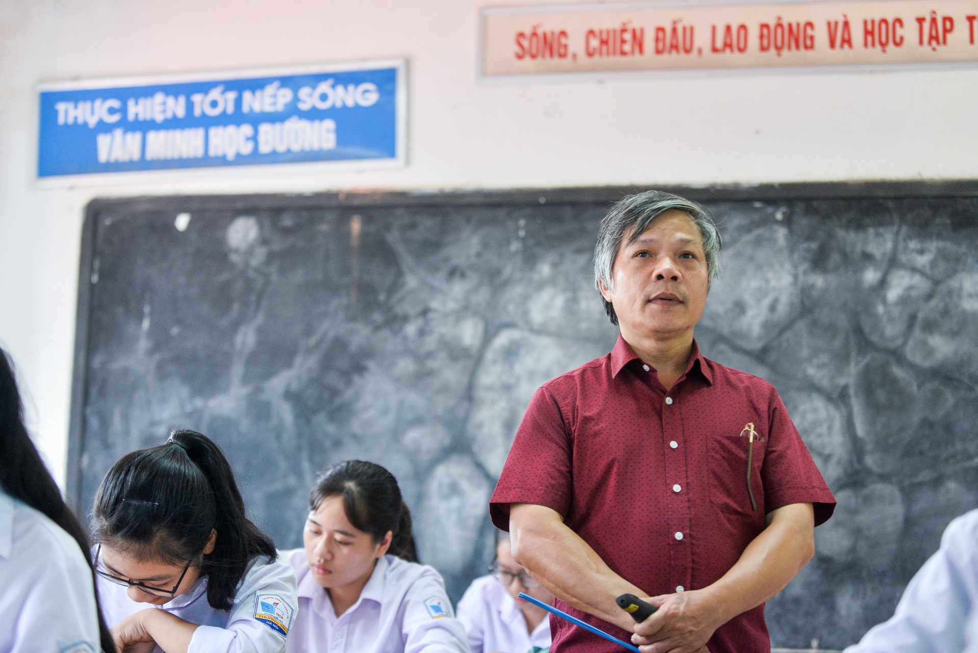 Thay Do Viet Khoa: 'Toi luon day hoc sinh cach vuot qua ap luc' hinh anh