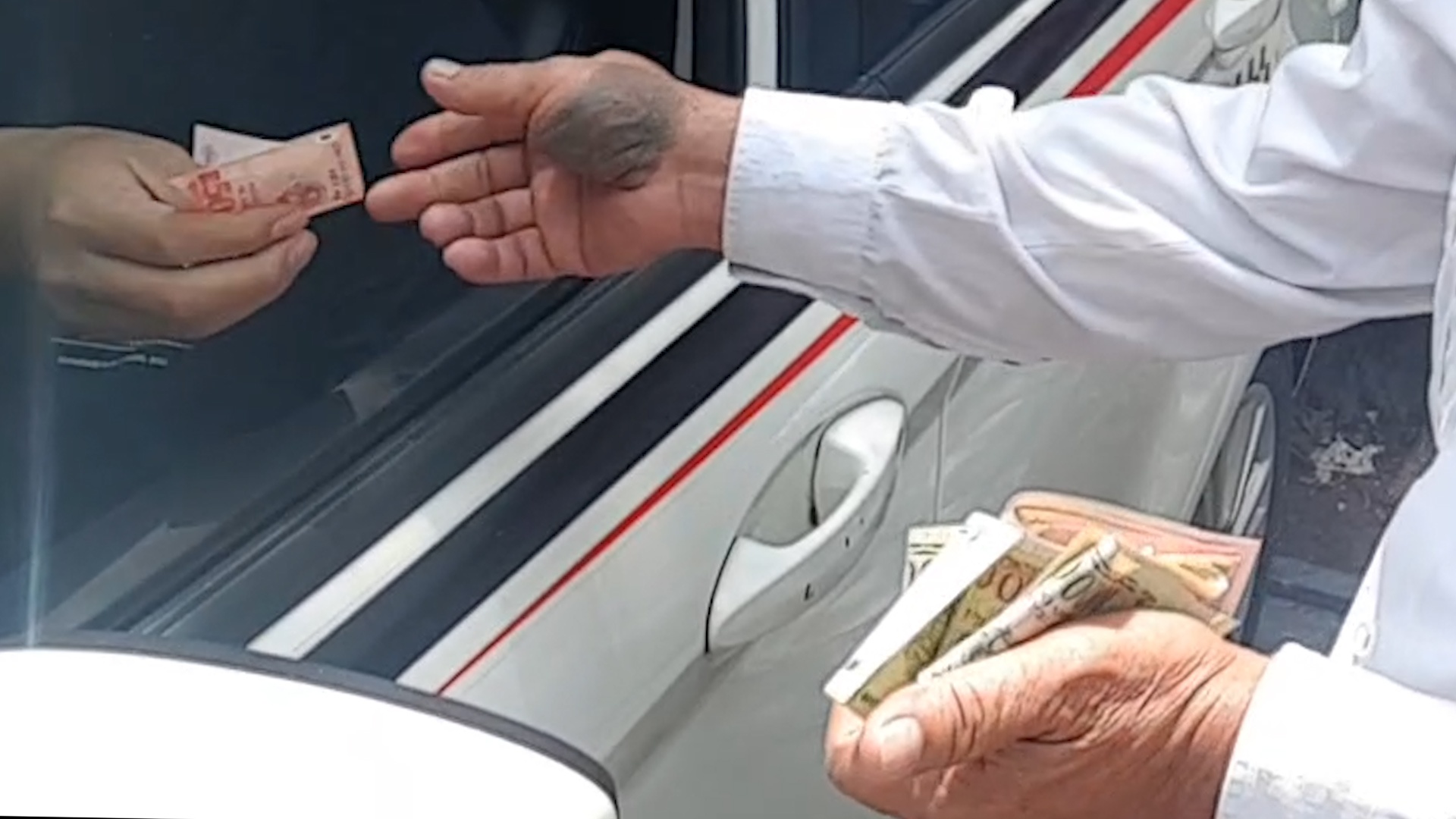 Ai lam ngo de bai xe khong phep chang day, thu phi khap Ha Noi? hinh anh