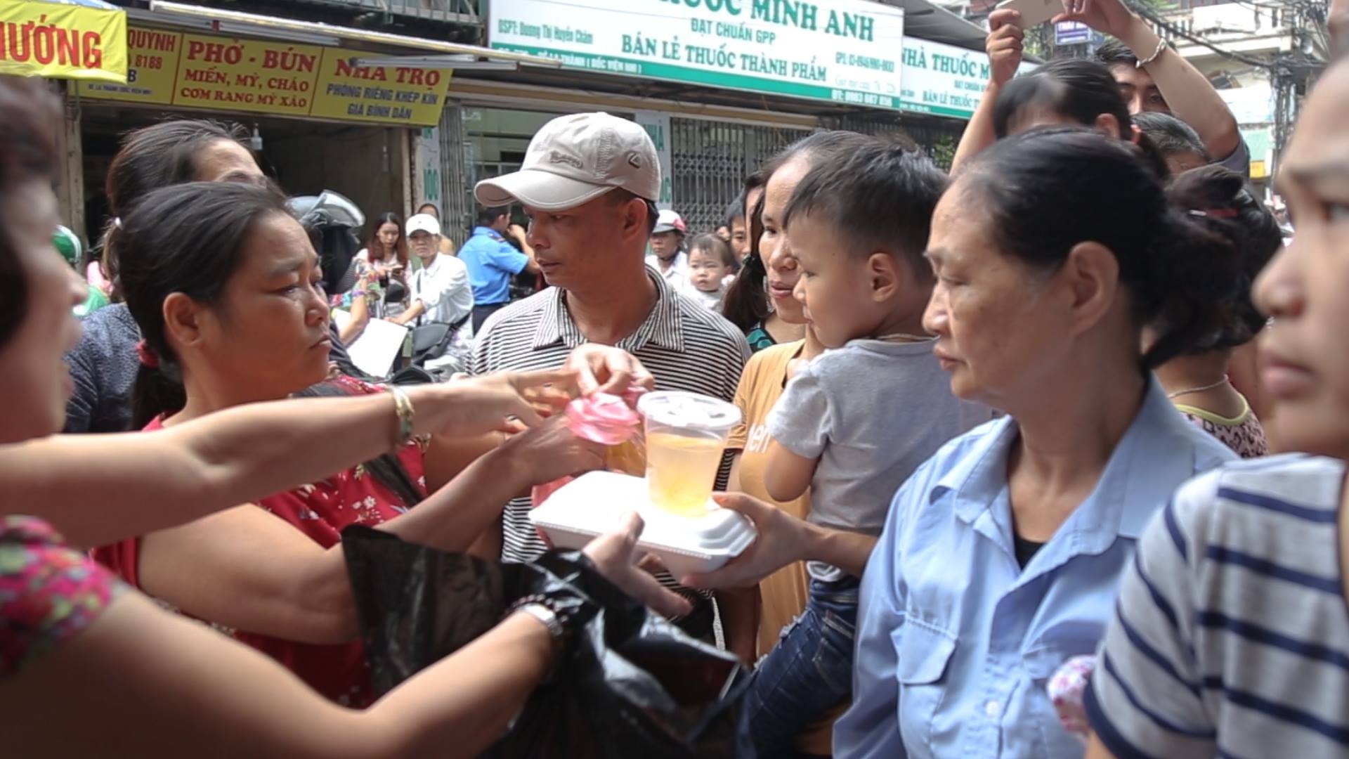 Nhieu nguoi hao tam toi giup do than nhan benh nhi sau vu chay hinh anh