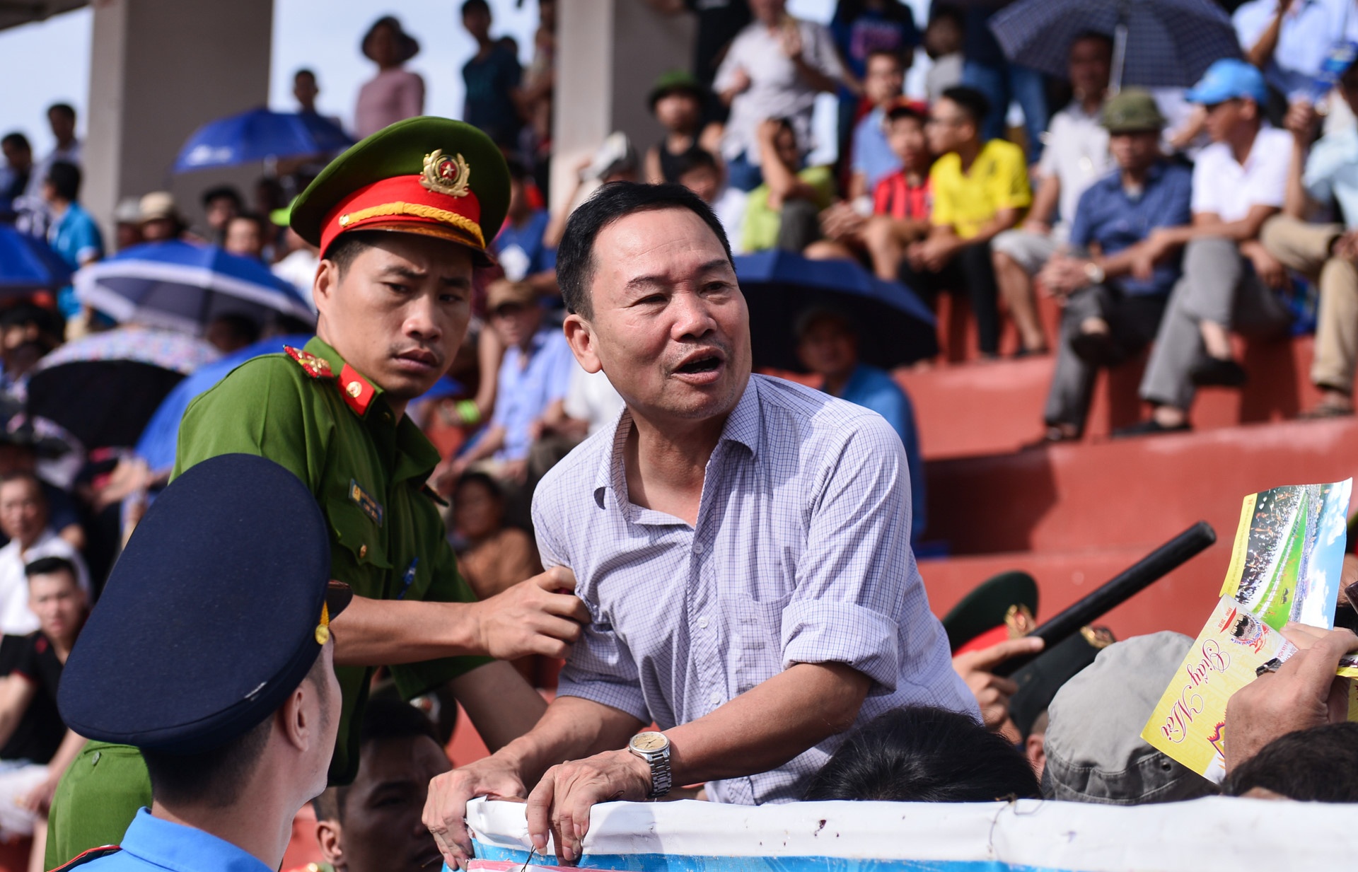 Khan gia doi mua, treo rao xem choi trau o Do Son hinh anh