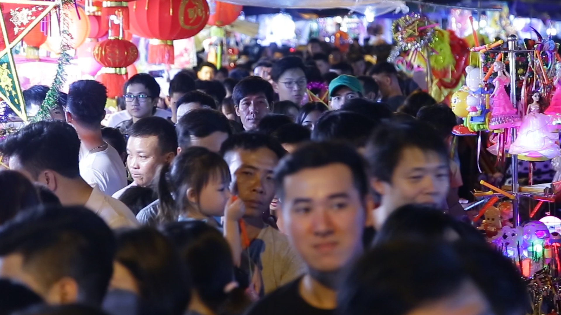 Gioi tre chen chan choi cho Trung thu pho co hinh anh