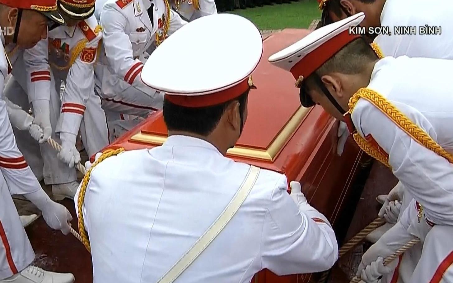 Khoanh khac Chu tich nuoc Tran Dai Quang ve voi dat me hinh anh