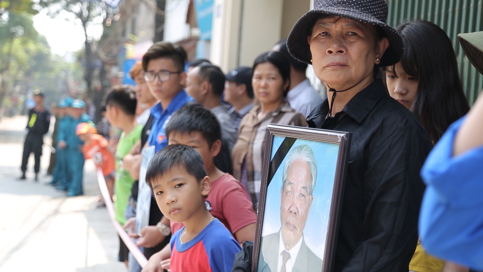Khoanh khac linh xa dua nguyen Tong bi thu Do Muoi ve den que nha hinh anh