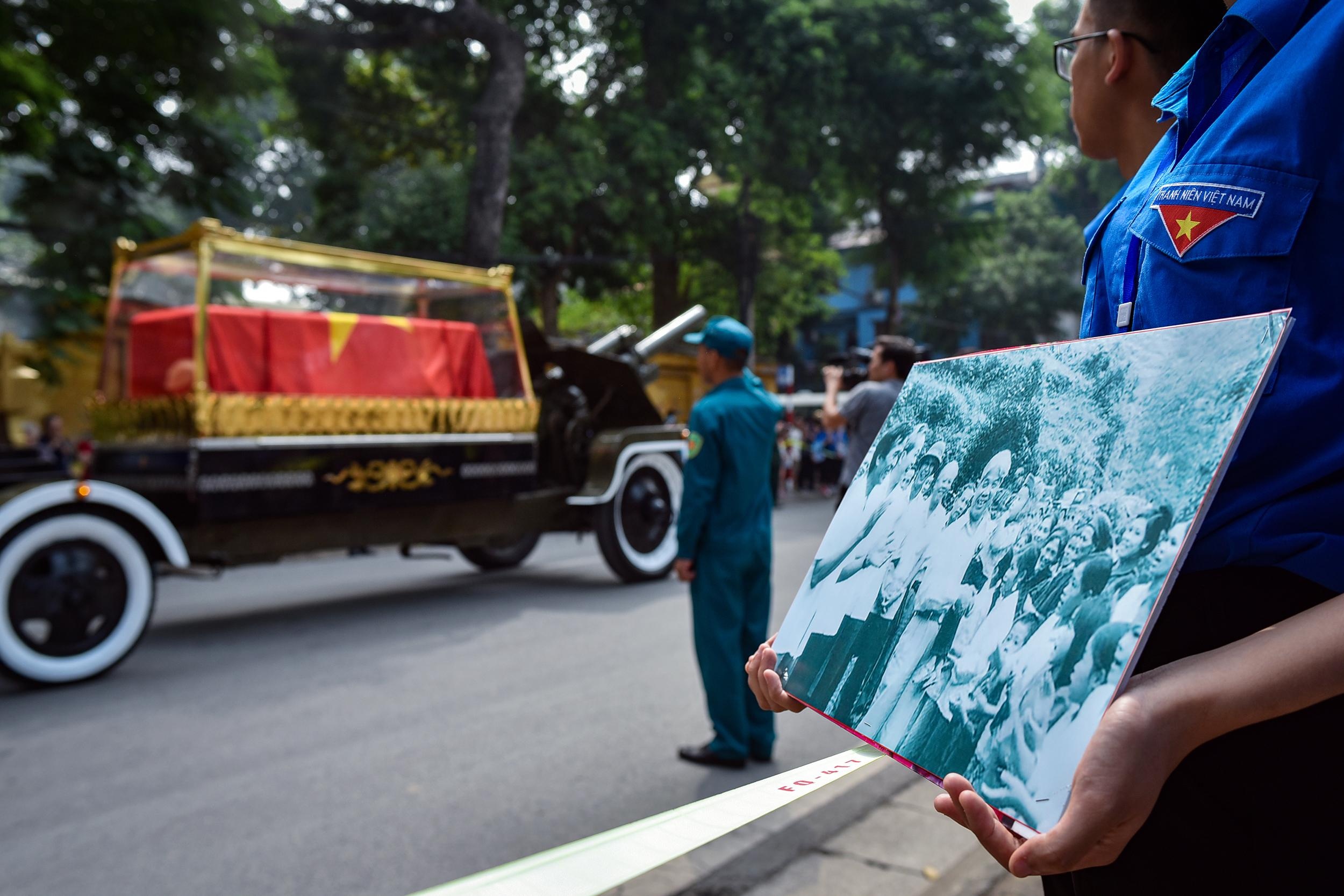 Linh xa dua di hai co Tong bi thu Do Muoi qua cac tuyen pho Ha Noi hinh anh